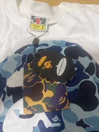 Camiseta Bape Blanca con Estampado Camuflaje Azul