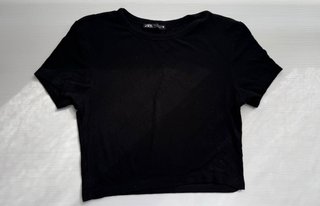 Camiseta corta negra Zara