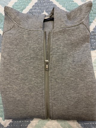 Sudadera gris oversize con capucha y cremallera