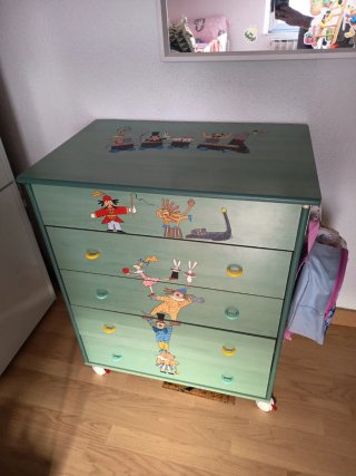 Cómoda infantil con dibujos de circo