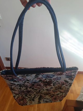 Bolso estampado floral asas vaqueras