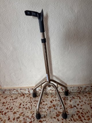 Bastón trípode ajustable