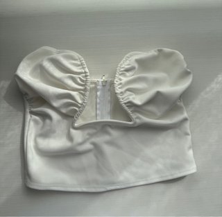 Top blanco con escote fruncido