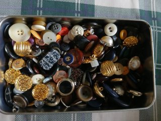 Caja de botones variados