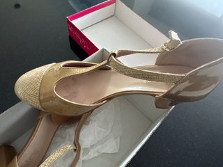 Zapatos D chicas charol dorado