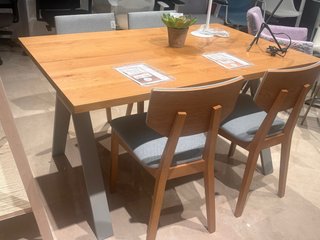 Conjunto de Mesa y 4 Sillas de Madera