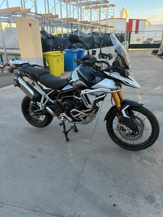 Triumph Tiger 900 Rally Negra y Blanca