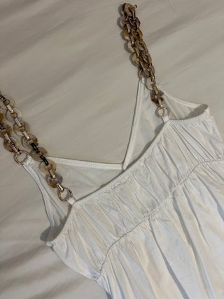 Vestido blanco con tirantes de cadena