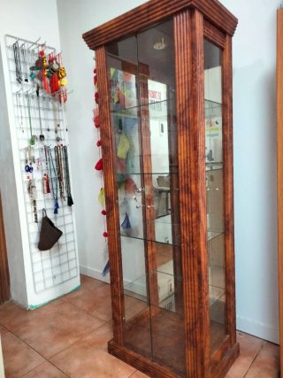 Vitrina Expositora de Madera y Cristal