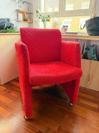 Sillón rojo con ruedas