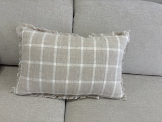 Cojín Cuadros Beige y Blanco