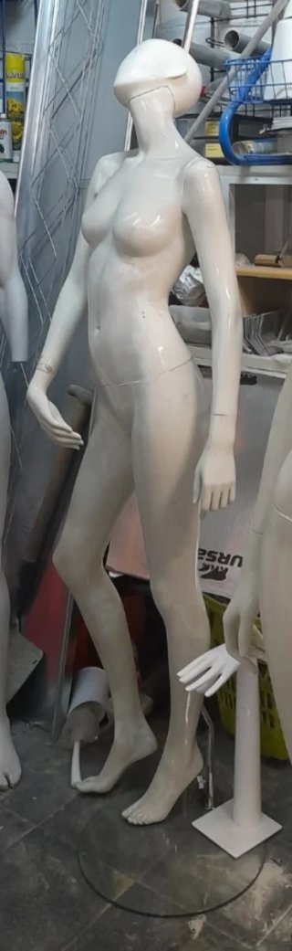 MANIQUÍ FEMENINO BLANCO CON BASE DE CRISTAL