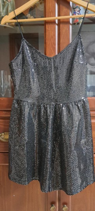 Mono de brillos negro y plateado
