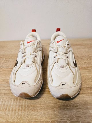 Zapatillas Nike Beige y Blancas