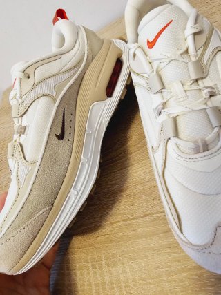 Zapatillas Nike Beige y Blancas