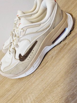 Zapatillas Nike Beige y Blancas
