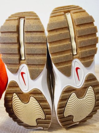 Zapatillas Nike Beige y Blancas