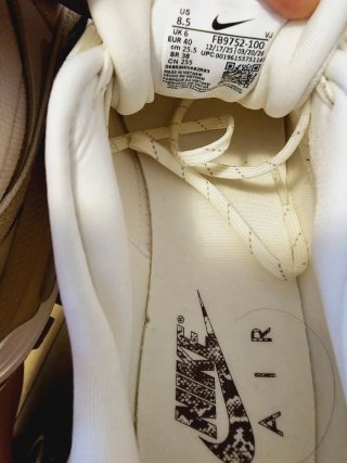 Zapatillas Nike Beige y Blancas