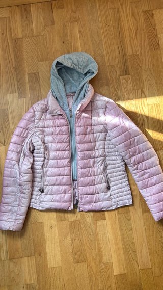Chaqueta deportiva rosa con capucha