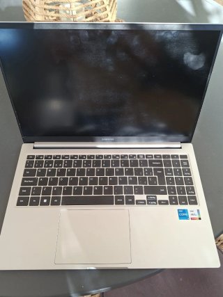 Samsung BOOK3 i5 8GB RAM 512GB SSD Plata