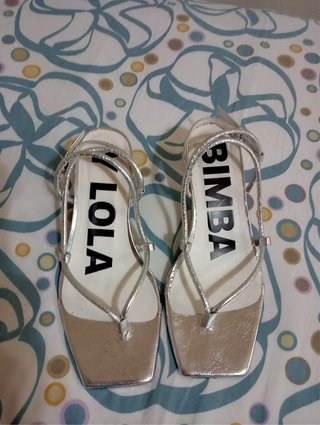 Sandalias Bimba y Lola plateadas mujer. Tacón 6cms
