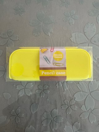 Estuche de silicona amarillo