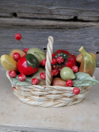 Centrotavola vintage in ceramica con frutta