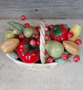 Centrotavola vintage in ceramica con frutta