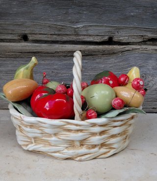Centrotavola vintage in ceramica con frutta