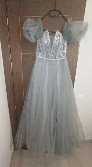 Vestido de novia gris con detalles de perlas