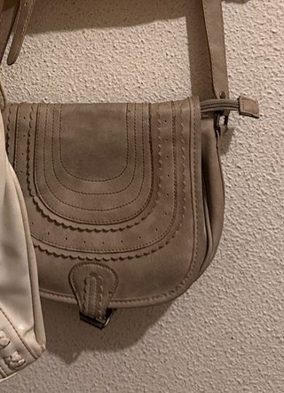 Bolso bandolera beige efecto ante con solapa mujer