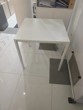 Tavolo bianco minimalista di Ikea