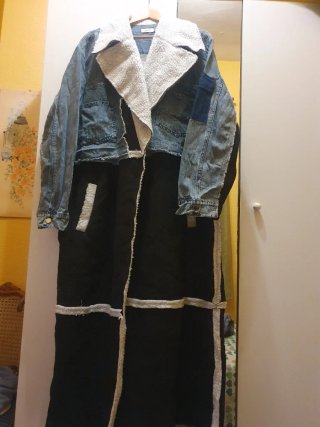 Chaqueta larga combinada negro y tejano