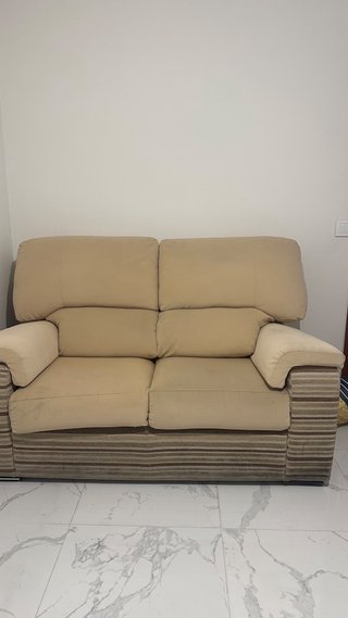 Sofá de dos plazas beige un poco desgastado por ab