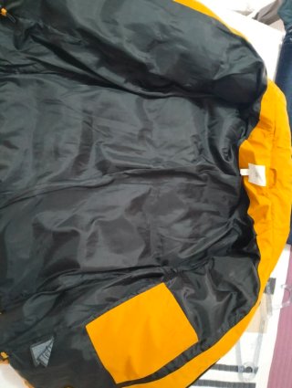 Plumas H&M hombre color mostaza