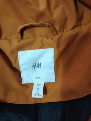 Plumas H&M hombre color mostaza