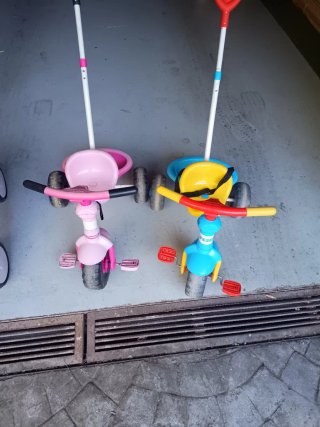 2 Triciclos Infantiles y 1 moto