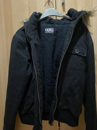 Chaqueta negra con capucha y pelo