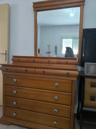Cómoda de madera con espejo