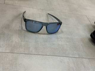 Gafas de sol Oakley grises