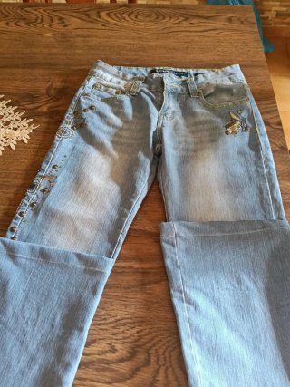 Pantalones vaqueros desgastados con bordado