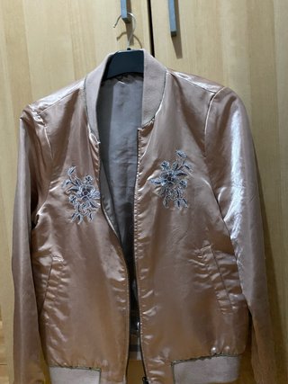 Chaqueta bomber rosa con bordado floral