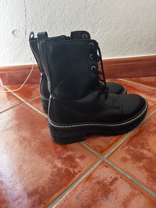 Botas Negras con Cordones