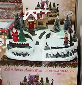 Villaggio di Natale con luci e movimento