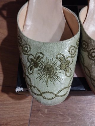 Zapatos de mujer bordados verdes