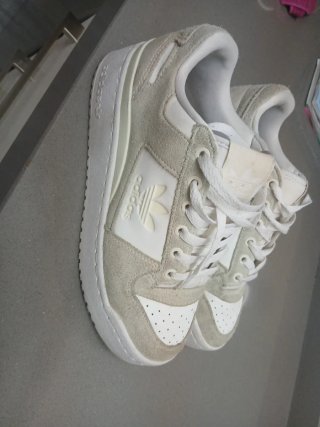 Zapatillas Adidas Beige y Blancas