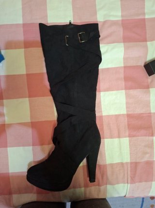 Botas Altas Negras Talla 40, no tienen marca