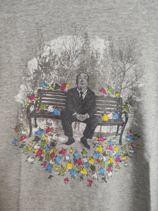 Camiseta gris con estampado de pájaros