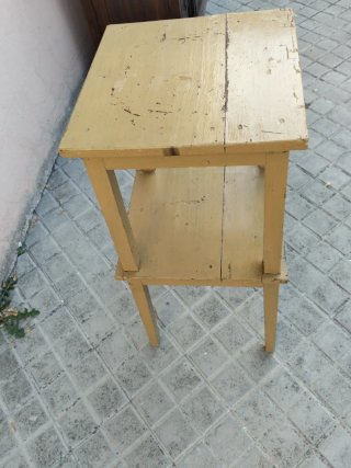 Mesa auxiliar antigua de madera