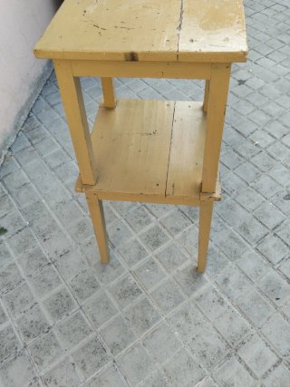 Mesa auxiliar antigua de madera